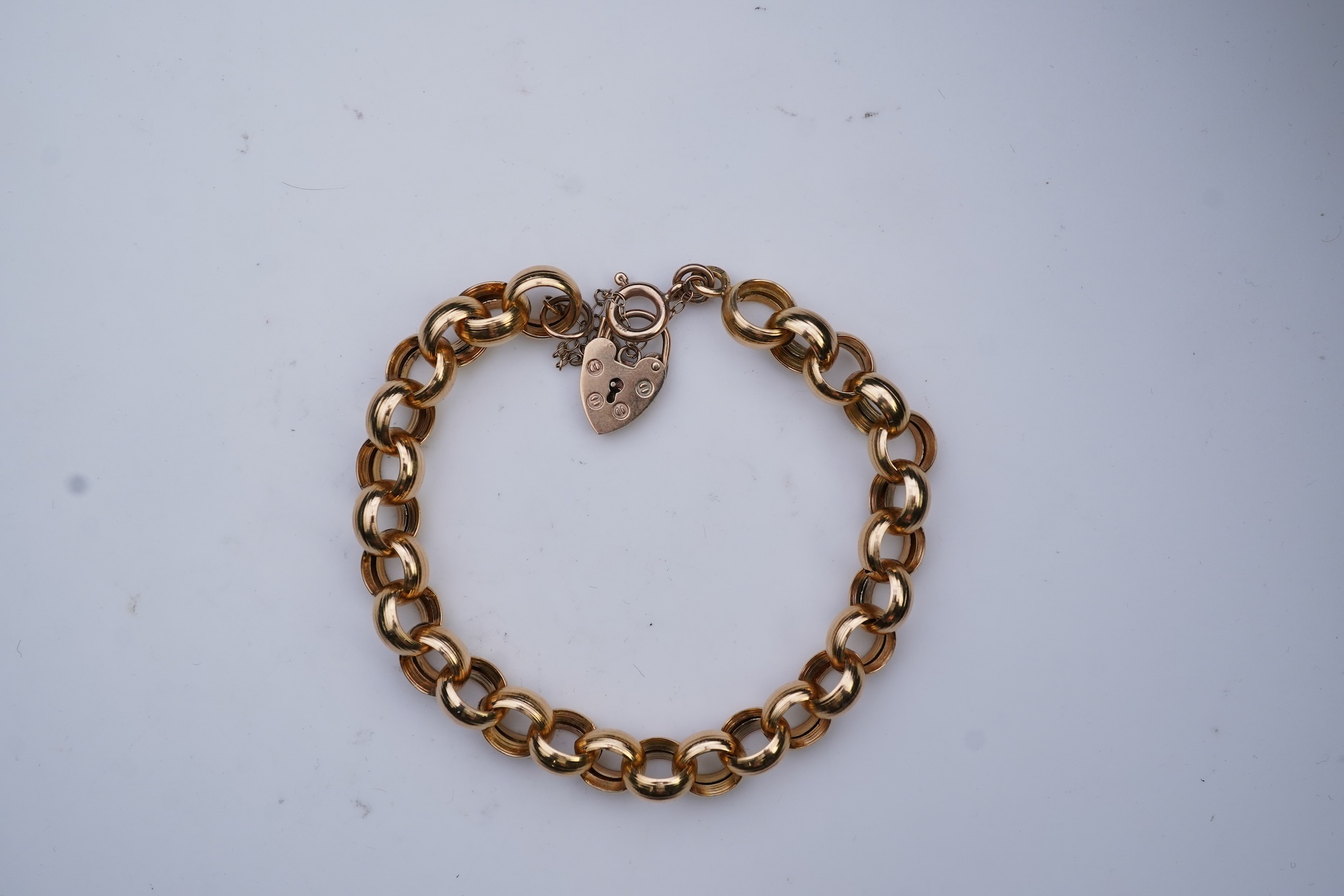 An 18ct gold bracelet